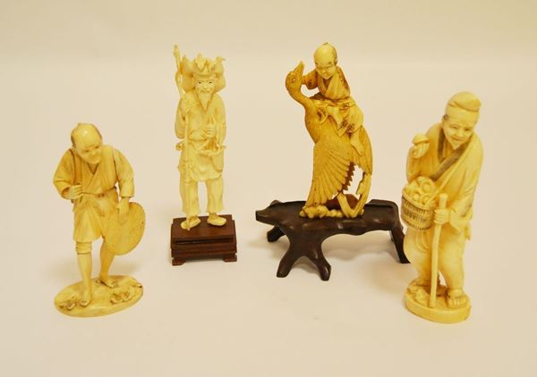 Quattro sculture orientali in avorio, alt. cm 15, difetti (4)