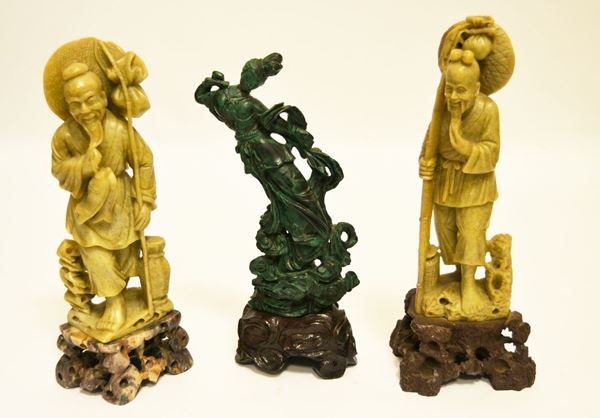 Due sculture orientali in pietra saponaria, ANZIANI, alt. cm 26 e scultura orientale in malachite, DANZATRICE, alt. cm 24 (3)