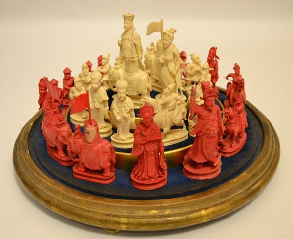 Trentuno scacchi orientali in avorio, basi in legno e velluto, difetti e mancanze (31)