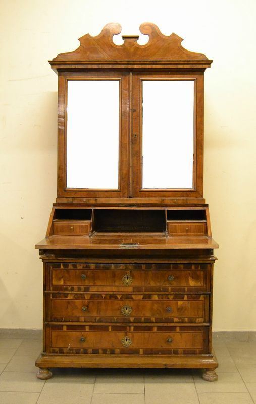 Trumeau, Lombardia, sec. XVIII, in radica di noce, a due corpi, tre cassetti, tre sportelli, di cui due a specchio e uno a ribalta, internamente due cassettini e vani a giorno, cm 107x57x226, mancanze