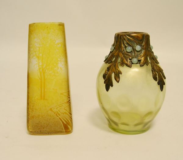 Vasetto in vetro iridescente, inizi sec. XX, con decorazioni in metallo a foglie e pietre, alt. cm 10,5 e vasetto portafiori, inizi sec. XX, decorato con alberi, alt. cm 11,5 (2)