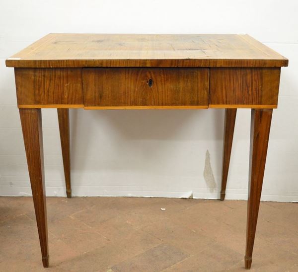 Tavolino, Toscana, inizi sec. XIX, in radica di noce filettata, piano  rettangolare, un cassetto nella fascia, gambe troncopiramidali, cm 86x70x78