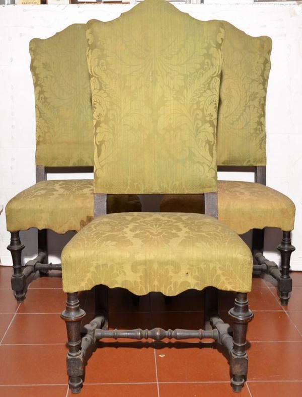Tre grandi sedie da parata, Toscana, inizi sec. XVIII, in noce, spalliera e seduta ricoperte in tessuto verde (3)