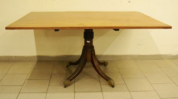 Tavolo da pranzo, Inghilterra, seconda metÃ  sec. XIX, in mogano, piano  rettangolare ribaltabile a vela, fusto tornito su quattro gambe a sciabola scannellate, zampe in bronzo con rotelle, cm 154x103x77