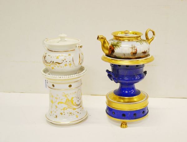 Due veilleuse, Francia, sec. XIX, rispettivamente in porcellana bianca con decoro in oro a tralci vegetali e in porcellana bianco-oro dipinta in blu e decorata da paesaggi fluviali, alt. cm 19,5 e cm 22, alcuni danni e restauri (2)
