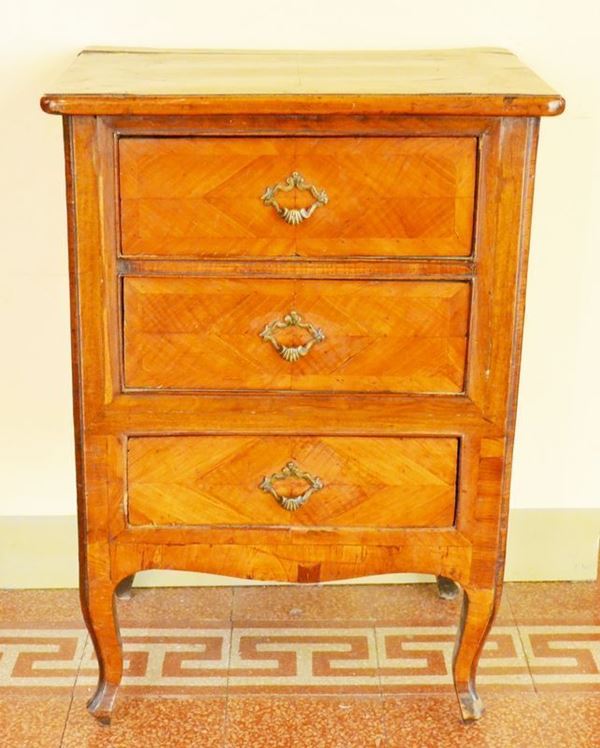 Comodino, Toscana, metÃ  sec. XVIII, in ciliegio, piano rettangolare con becco di civetta, tre cassetti, pendaglina sagomata frontale e laterale, gambe sinuose su piedi a ricciolo stilizzato, cm 56x42x80, presenta modifiche e trasformazioni