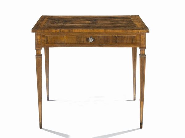Tavolino, Firenze fine sec. XVIII, in noce intarsiato e filettato in radica di noce e bosso, piano rettangolare, un cassetto nella fascia, alte gambe troncopiramidali con collarino, intarsiate in maniera analoga al piano, cm 88x77x80, lievi restauri