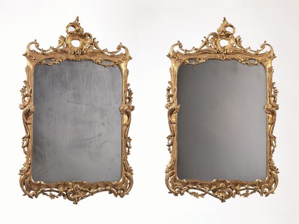 Coppia di specchiere rettangolari, Veneto, seconda metÃ  sec. XVIII, in      legno riccamente intagliato e dorato, cimasa traforata a rocaille fra       volute e motivi floreali ricadenti lungo il bordo, cm 87x56, alcuni danni e restauri, cadute alla doratura, specchi di epoca posteriore (2)