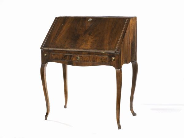 Piccolo scrittoio, Toscana, seconda metÃ  sec. XVIII, in radica di noce,     piano scrittoio a ribalta, scarabattolo interno con cassetti e vani a       giorno, un cassetto nella fascia, alte gambe sinuose su piede a zoccolo     stilizzato, cm 86x57x107, mancanze ai piedi anteriori