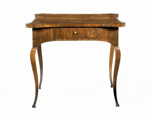 Tavolino da gioco, Toscana, metÃ  sec. XVIII, in radica di noce, piano       sagomato da aprirsi a libro, un cassetto nella fascia, eleganti gambe       sinuose, piedi a zoccolo stilizzato, chiuso cm 91x45x82