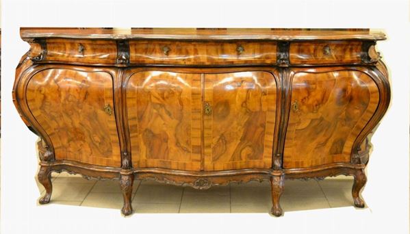 Credenza, sec.XX, in radica di noce sagomato, con fronte bombato, tre cassetti e tre sportelli, piedi a zampa di capra, cm 233x72x102