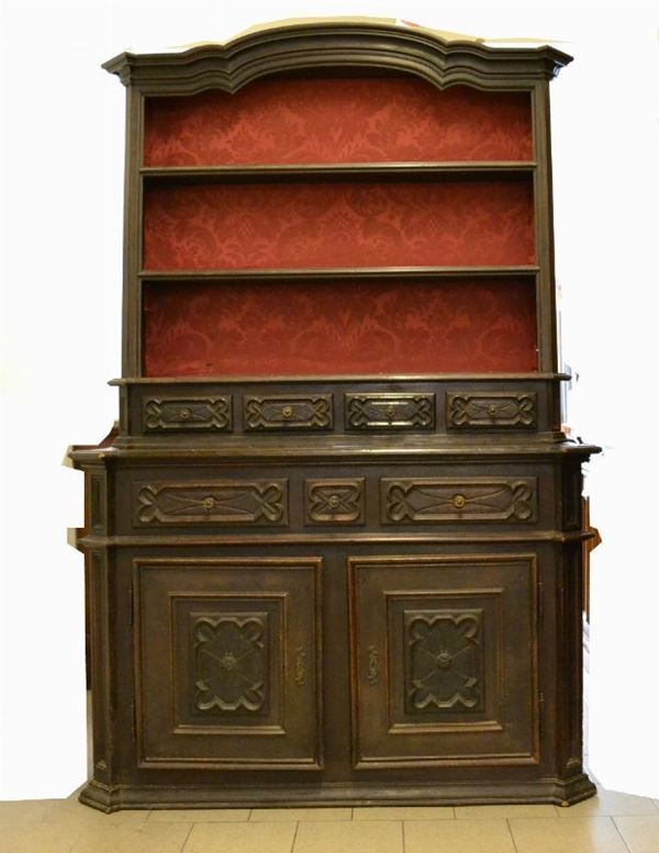 Mobile doppio corpo, Piemonte sec. XX, in noce, base a due sportelli e tre cassetti con intarsi a rilievo, parte superiore a giorno con tre ripiani, cm 160x60x233, mancanze