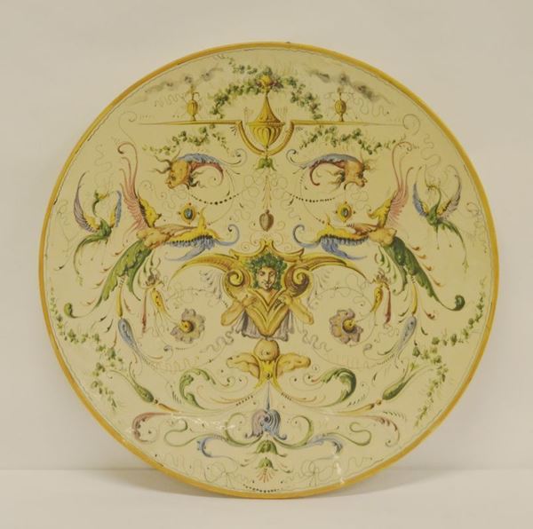 Piatto da parete, sec. XIX, in maiolica decorata a FIGURE E FIORI, diam. cm 47, lieve felatura