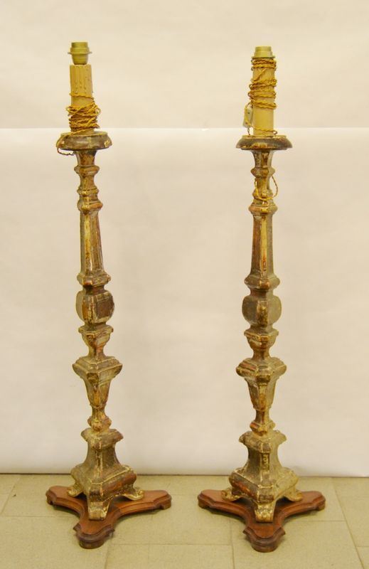 Coppia di candelieri. sec. XVIII, in legno laccato e intagliato, completi di applicazioni elettriche, alt. cm 120