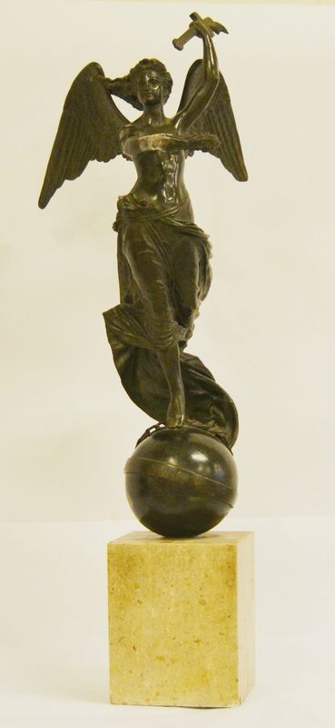 Scultura, sec. XX, in bronzo, raffigurante la DEA NIKE, base in marmo, alt. cm 90, mano sinistra da restaurare