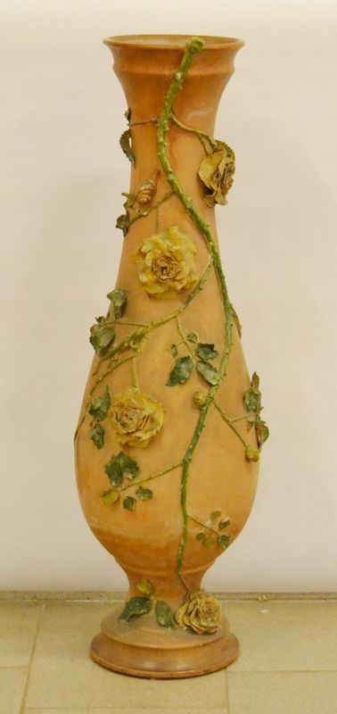 Vaso, sec. XX, in terracotta con fiori e foglie a rilievo, alt. cm 97, mancanze