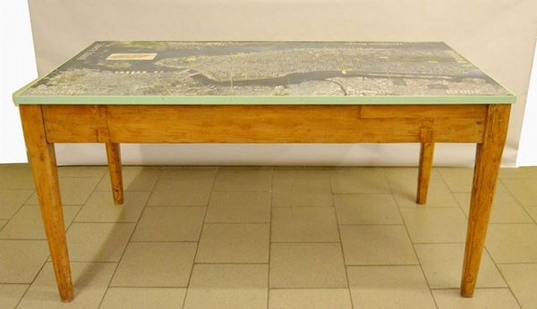 Tavolo, sec. XX, in abete, piano decorato con piantina di New York, due cassetti laterali, cm 155x79x78