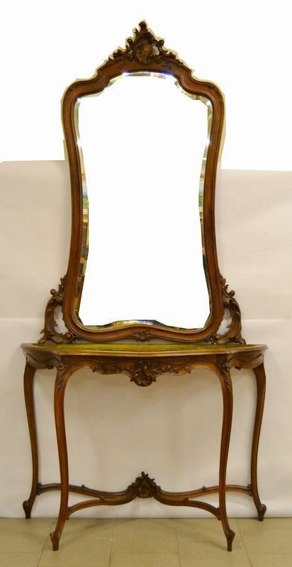 Consolle, sec. XX, in noce, piano in velluto verde e sovrastante specchiera, cm. 122x47x250