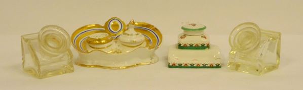 Quattro calamai, sec. XX, due in vetro e due in ceramica decorata (4)