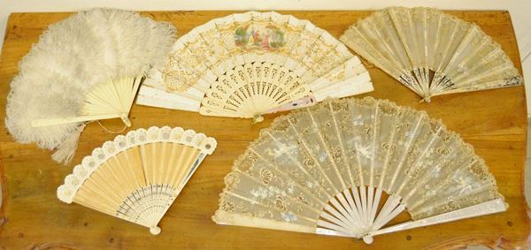 Cinque ventagli da passeggio, decorati in vari materiali, difetti e mancanze (5)