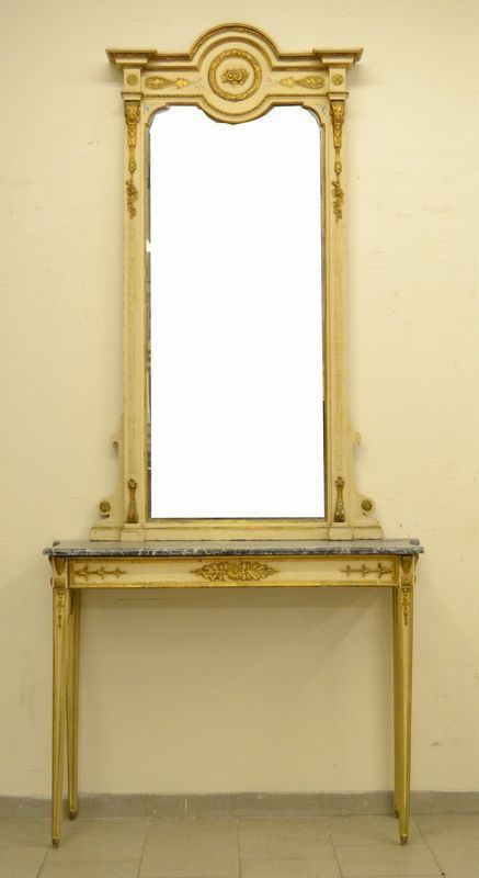 Console, inizi sec. XX, in legno laccato e dorato, piano in marmo e sovrastante specchiera analoga, cm 124x38x270, difetti