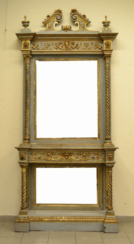Console, inizi sec. XX, in  legno laccato e dorato, colonne tornite, sovrastante il piano specchiera rettangolare entro cornice dorata, cm 124x40x275, difetti e mancanze