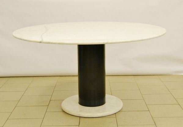 Ettore Sottsass (Innsbruck 1917-Milano 2007) Tavolino Lotorosso, produzione Poltronova, piano circolare in marmo, fusto in metallo, alt. cm 70, diam. cm 130