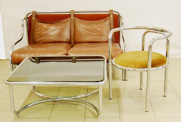 Gae Aulenti (Palazzolo della Stella 1926-Milano 2012) Divano e tavolino Stringa, poltroncina Locus Solus, produzione Poltronova, fusto in metallo cromato e cuscini in pelle (3)