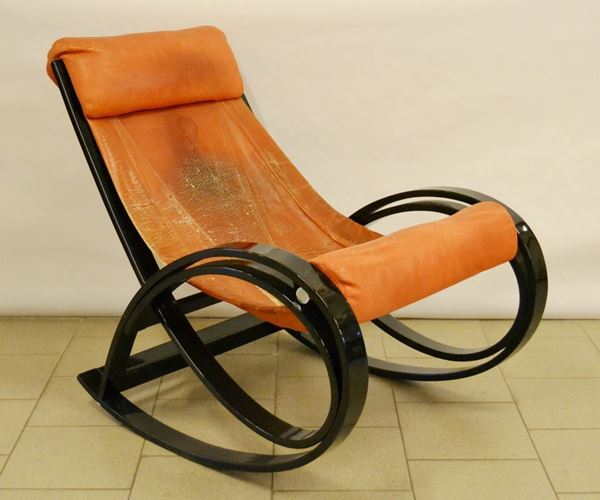 Gae Aulenti (Palazzolo della Stella 1926-Milano 2012) Poltrona a dondolo Sgarsul, produzione Poltronova, fusto in legno laccato nero, imbottita e ricoperta in pelle, difetti
