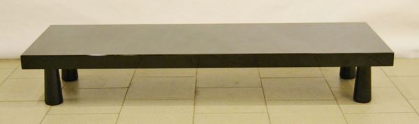 Tavolino, produzione Poltronova, struttura in legno laccato nero, cm 150x50x24