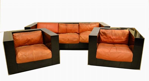 Lella e Massimo Vignelli, divano a tre posti e due poltrone Saratoga, produzione Poltronova, struttura in legno laccato nero, cuscini in pelle, difetti (3)