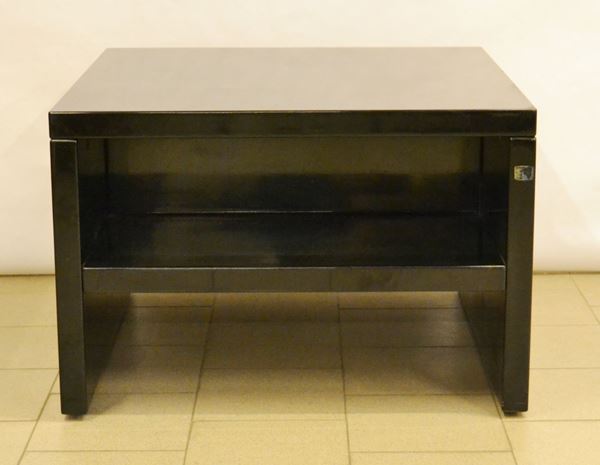 Lella e Massimo Vignelli, tavolino Saratoga, produzione Poltronova, struttura in legno laccato nero con sottopiano, cm 90x90x61