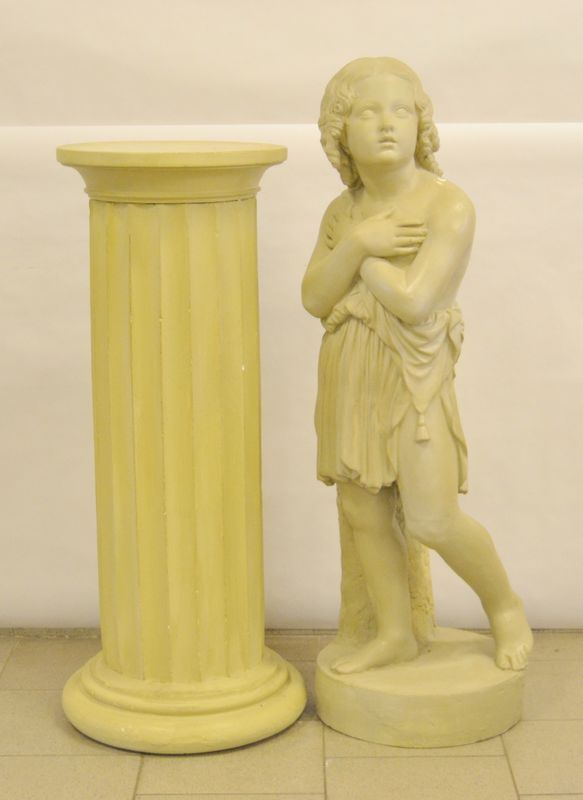 Scultura, sec. XX, FANCIULLA, in gesso, con colonna anch'essa in gesso, alt. cm 215, rotture