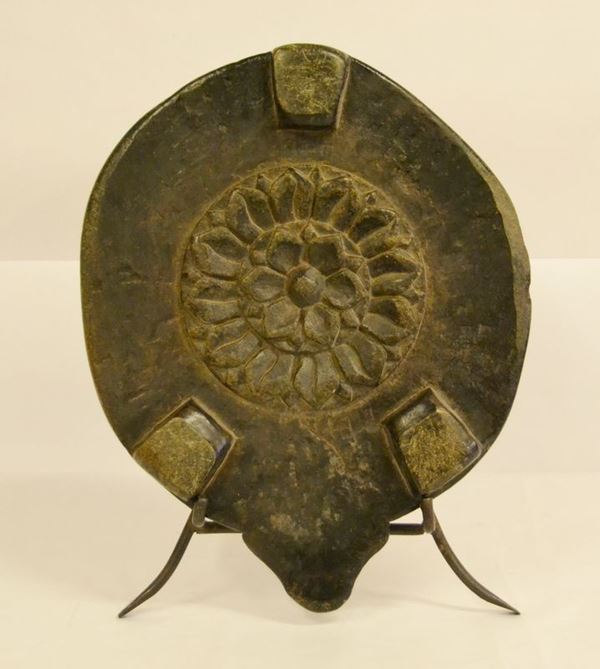 Vassoio, India sec. XIX, in pietra, diam. cm 30  - Asta Arredi, oggetti d'arte, dipinti - Poggio Bracciolini Casa d'Aste