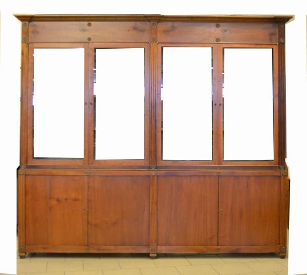 Libreria, Toscana sec. XIX, in ciliegio, a otto sportelli di cui quattro in vetro, colonne scanalate, rapporti in metallo dorato, cm 246x40x215