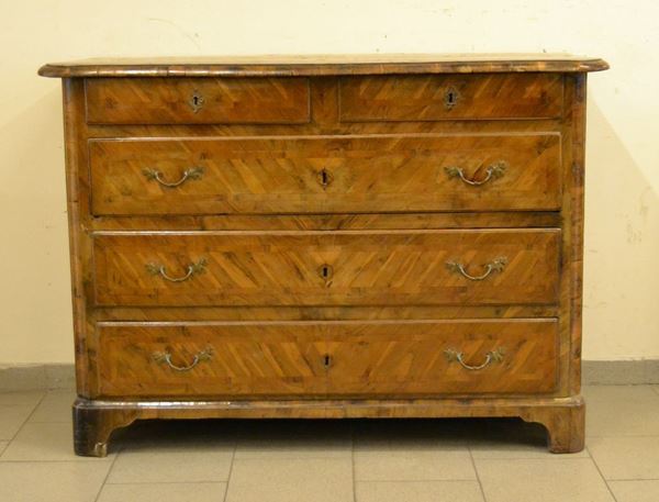 Cassettone, Toscana sec. XVIII, in noce, piano sagomato, cinque cassetti, piedi a mensola, cm 148x60x110, difetti e mancanze