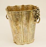 Secchiello portabottiglie, in argento cesellato, a due prese a forma di testa con anelli, alt. cm 24, gr. 1580