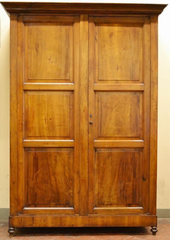 Armadio, in noce, due ante, cm 185x80x260