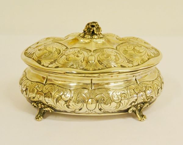 Scatola, sec. XX, di forma ovale, in argento sbalzato e cesellato, cm 19x15x11, gr. 630