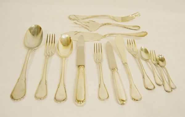 Servito di posate, sec. XX, in argento, composto di centotrentotto pezzi, gr. 5913 netti (138) Composizione: 24 forchette; 12 cucchiai; 12 coltelli; 12 coltelli da frutta; 12 forchette da frutta; 12 coltelli da pesce; 12 forchette da pesce; 12 forchette da dolce; 12 cucchiaini da caffÃ¨; 12 cucchiaini da thÃ©; 6 posate da portata