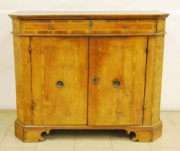 Credenza, Italia meridionale, sec. XVIII, in noce filettato, a due sportelli ed un cassetto, piedi a mensola, cm 123x54x101, parti ricostruite in epoca posteriore, mancanze