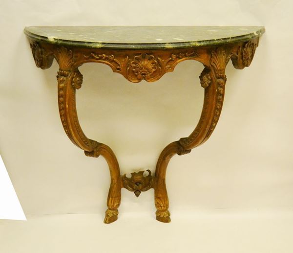 Consolle, Italia centrale sec. XVIII, in noce intagliato, gambe sagomate con finali a piede di capra, piano in marmo di epoca posteriore, cm 95x39x87
