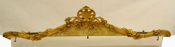 Cimasa, Italia centrale, sec. XVIII, in legno dorato e intagliato a motivi floreali, cm 196x40x42, difetti