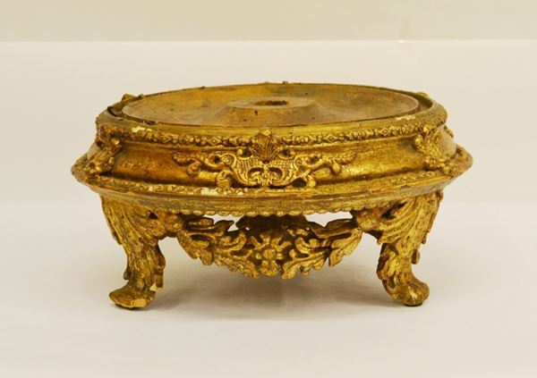 Base, Italia centrale, sec. XVIII, in legno dorato e intagliato a motivi vegetali, diam. cm 36, alt. cm 17