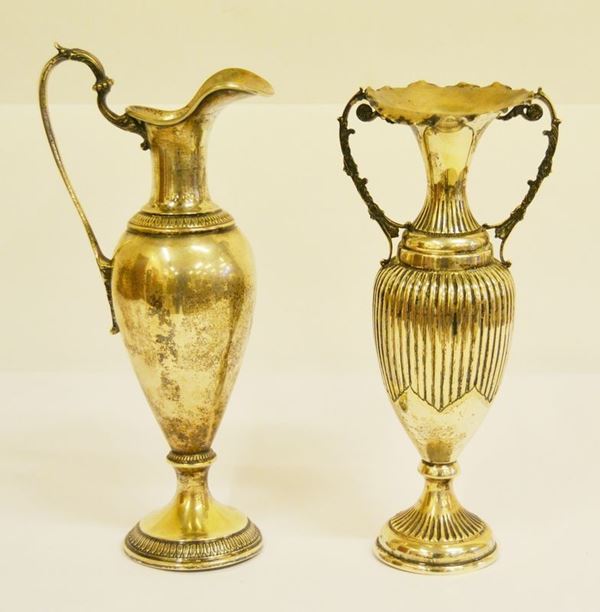 Portafiori, sec. XX, in argento scanalato, due manici, alt. cm 24, difetti e Brocca, sec. XX, in argento, ad un manico, alt. cm 27, tot. gr. 585 (2)