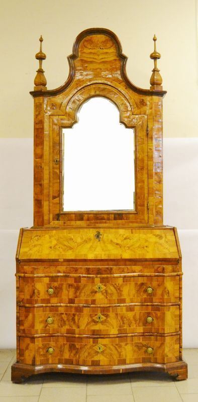 Trumeau, Veneto sec. XVIII, in radica di noce, con alzata ad uno sportello con specchio, base a tre cassetti e uno sportello a ribalta, internamente quattro cassettini e vano a giorno, cm 115x58x255, difetti e restauri