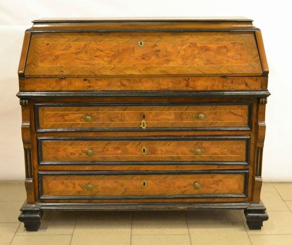 Cassettone a ribalta, Lombardia, sec. XVIII, in noce filettato, tre cassetti, internamente segreti e cassettini, cm 122x55x110, restauri di epoca posteriore