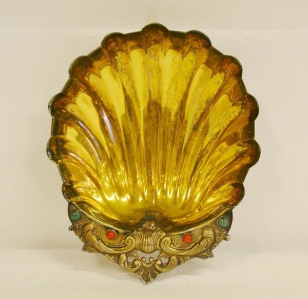 Posacenere da tavolo, sec. XX, in argento, a forma di conchiglia con quattro pietre cabochon, cm 20x16x4, gr. 245