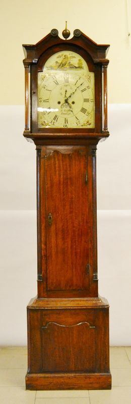 Orologio a colonna, Inghilterra sec. XIX, cassa in rovere e mogano, mostra a volatili in metallo dorato, cm 51x25x213