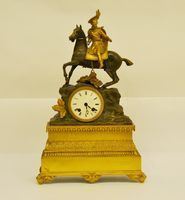 Orologio da tavolo, Francia sec. XIX, in metallo dorato, con sovrastante FIGURA A CAVALLO, cm 30x45